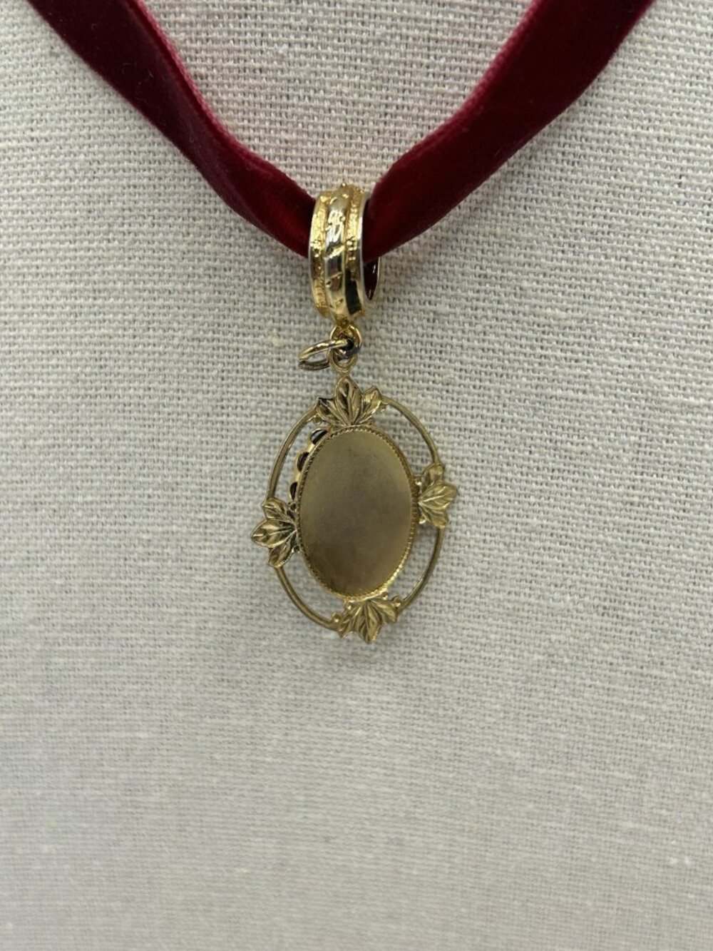 Vintage Style Cameo Choker Necklace Burgundy Velvet Gold Tone Pendant Red Lady - Picture 4 of 8